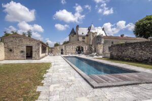 château hectares mer plage rénové domaine étang forêt dépendances hôtel