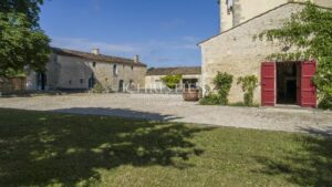château hectares mer plage rénové domaine étang forêt dépendances hôtel