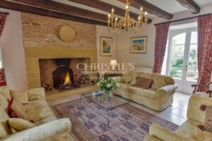 Salon Lustre Mur en briques Parquet Cheminée Fenêtres coulissantes