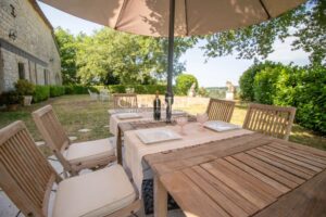 Manoir XVI siècle, vue, avec granges et piscine, proche de Duras