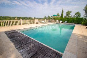 Manoir XVI siècle, vue, avec granges et piscine, proche de Duras