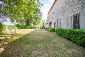 Manoir XVI siècle, vue, avec granges et piscine, proche de Duras