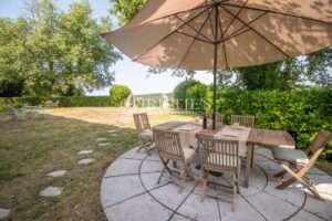 Manoir XVI siècle, vue, avec granges et piscine, proche de Duras