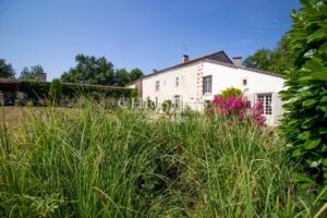 Manoir XVI siècle, vue, avec granges et piscine, proche de Duras