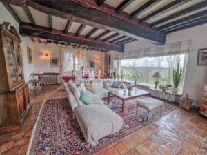 Manoir XVI siècle, vue, avec granges et piscine, proche de Duras