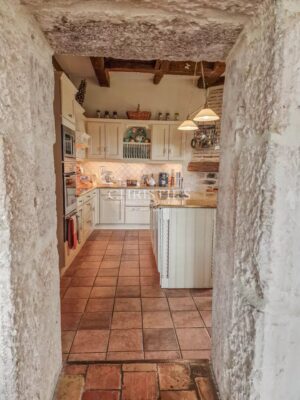 Manoir XVI siècle, vue, avec granges et piscine, proche de Duras