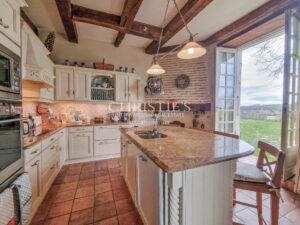 Manoir XVI siècle, vue, avec granges et piscine, proche de Duras