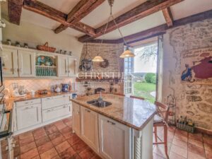 Manoir XVI siècle, vue, avec granges et piscine, proche de Duras