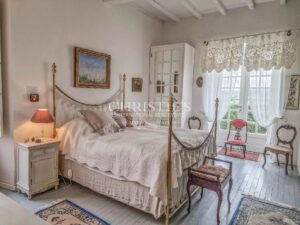 Manoir XVI siècle, vue, avec granges et piscine, proche de Duras