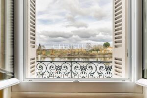 Magnificent mansion with breathtaking views over the Dordogne