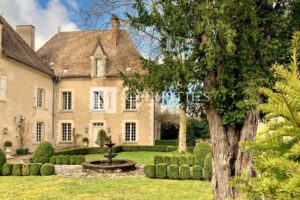 a vendre domaine avec 2 châteaux sur 97 ha près d'Angouleme