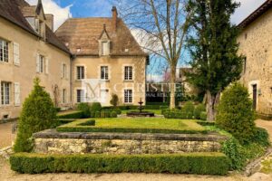 a vendre domaine avec 2 châteaux sur 97 ha près d'Angouleme