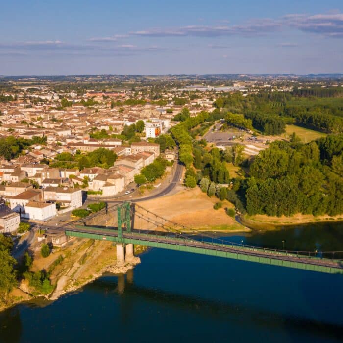 Immerse yourself in the Lot-et-Garonne art of living, focused on health, well-being and tranquility with our agent Jane Vernon, specialist of the region
