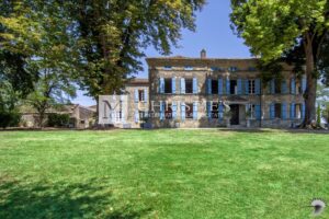 A vendre, magnifique château avec 4 gîtes et piscines près d'Eymet