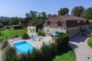 A vendre, magnifique château avec 4 gîtes et piscines près d'Eymet