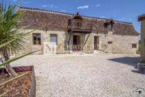 A vendre, magnifique château avec 4 gîtes et piscines près d'Eymet