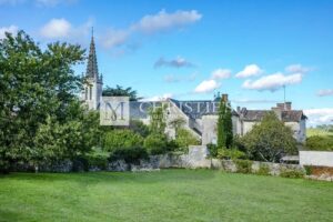 Ravissant prieuré dans un village endormi, a 1 heure de Saumur et Poitiers;