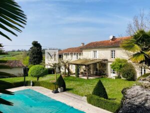 Exclusive sale: Beautiful renovated 18th-century farmhouse with swimming pool in the Périgord vert