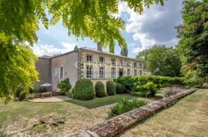 Deux-sévres – Magnificent castle for sale