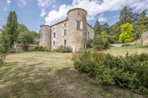 Deux-sévres – Magnificent castle for sale