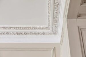 Elegant Family Residence with Garden and Covered Pool in the Prestigious Jardin Public Area of Bordeaux