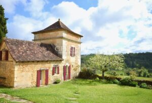 Domaine historique restauré + piscine et 10 hectares de terrain près de Bergerac