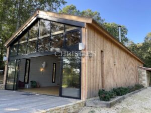 Domaine historique restauré + piscine et 10 hectares de terrain près de Bergerac