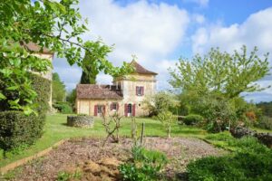 Domaine historique restauré + piscine et 10 hectares de terrain près de Bergerac