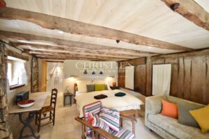 Domaine historique restauré + piscine et 10 hectares de terrain près de Bergerac