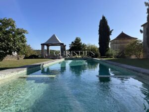 Domaine historique restauré + piscine et 10 hectares de terrain près de Bergerac