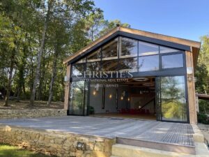 Domaine historique restauré + piscine et 10 hectares de terrain près de Bergerac