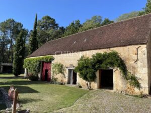 Domaine historique restauré + piscine et 10 hectares de terrain près de Bergerac