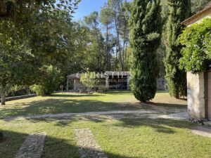 Domaine historique restauré + piscine et 10 hectares de terrain près de Bergerac
