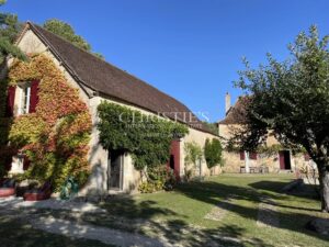 Domaine historique restauré + piscine et 10 hectares de terrain près de Bergerac