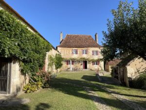 Domaine historique restauré + piscine et 10 hectares de terrain près de Bergerac