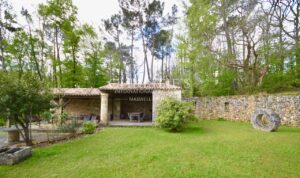Domaine historique restauré + piscine et 10 hectares de terrain près de Bergerac