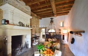 Domaine historique restauré + piscine et 10 hectares de terrain près de Bergerac