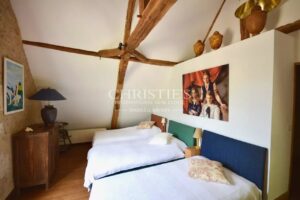 Domaine historique restauré + piscine et 10 hectares de terrain près de Bergerac