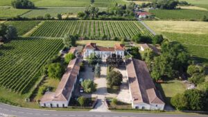 A vendre - propriété de 11 ha - Belle chartreuse à rafraichir