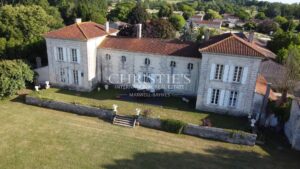 A vendre - propriété de 11 ha - Belle chartreuse à rafraichir