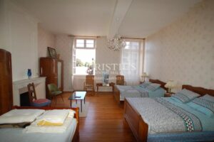 A vendre - propriété de 11 ha - Belle chartreuse à rafraichir