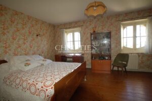 A vendre - propriété de 11 ha - Belle chartreuse à rafraichir