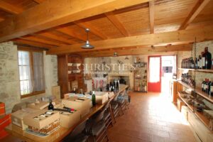 A vendre - propriété de 11 ha - Belle chartreuse à rafraichir