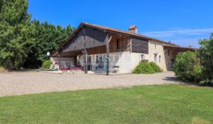 Superbe ferme avec un charmant cottage , une piscine accueillante, un court de tennis et 26 ha de terrain expansif