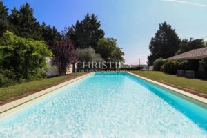 Superbe ferme avec un charmant cottage , une piscine accueillante, un court de tennis et 26 ha de terrain expansif