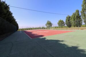 Superbe ferme avec un charmant cottage , une piscine accueillante, un court de tennis et 26 ha de terrain expansif