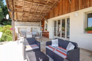 Superbe ferme avec un charmant cottage , une piscine accueillante, un court de tennis et 26 ha de terrain expansif