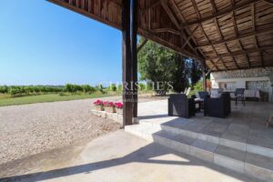 Superbe ferme avec un charmant cottage , une piscine accueillante, un court de tennis et 26 ha de terrain expansif