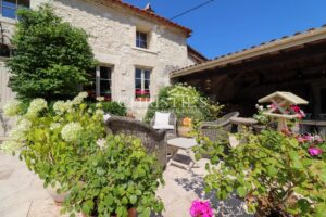 Superbe ferme avec un charmant cottage , une piscine accueillante, un court de tennis et 26 ha de terrain expansif