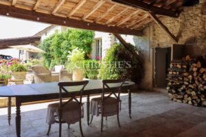 Superbe ferme avec un charmant cottage , une piscine accueillante, un court de tennis et 26 ha de terrain expansif